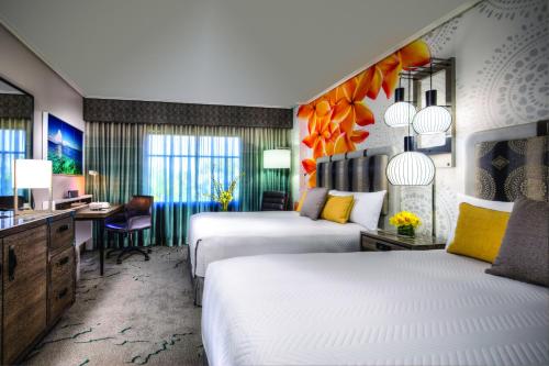 奥兰多洛伊斯皇家太平洋度假酒店的酒店客房配有两张床和一张书桌