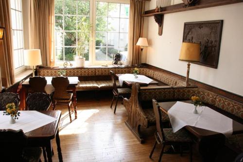 埃森迪宁酒店的一间带桌椅的用餐室和窗户。