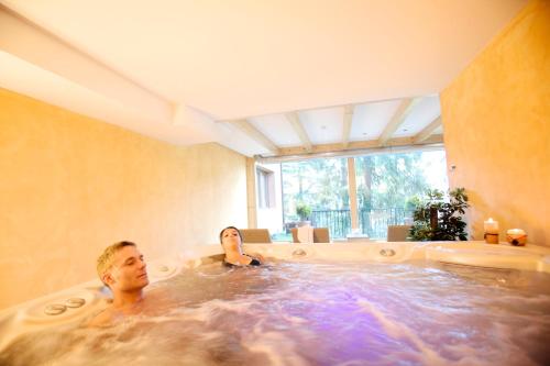 佛加里达卡敏奈托酒店的几个人在热水浴缸中