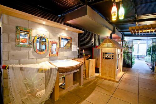 吉大港井柏住宅精品套房酒店的一间带水槽的浴室和一个游乐厨房