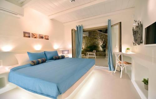 埃利亚海滩Villa Castalia by Thalassa Residence Mykonos的一间卧室设有蓝色的床和一个阳台