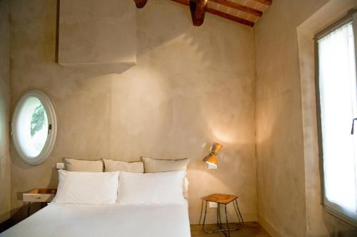 布里西盖拉Azienda Agricola Baccagnano的一间卧室设有一张床和一个窗口