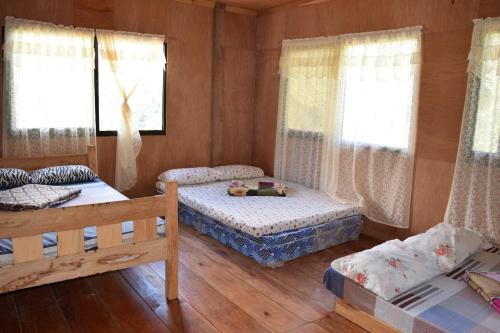 巴纳韦巴塔德景观餐厅宾馆的一间卧室设有两张床和两个窗户。