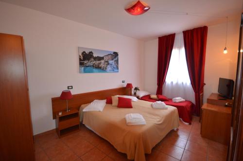 蒙特梅拉诺8380 camere Mastro的酒店客房,配有床和电视