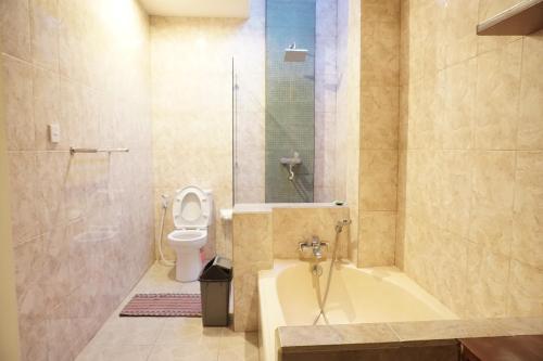 沙努尔巴厘巴厘岛普拉斯奇塔酒店的带浴缸、卫生间和淋浴的浴室。