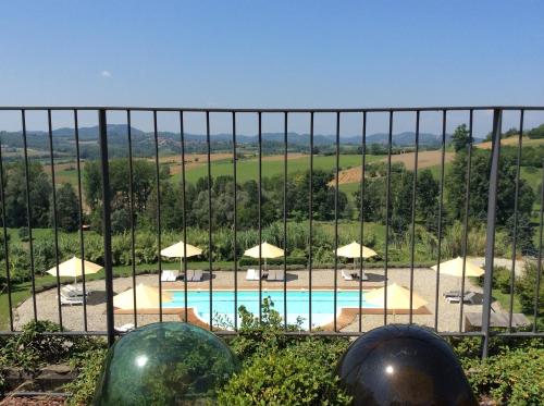 加比亚诺阿格丽图里斯摩卡别墅俱乐部酒店的透过带遮阳伞的围栏欣赏游泳池的景色