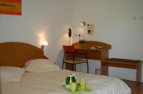Saint-Germain-au-Mont-dʼOrVTF Le Domaine Les Hautannes的配有一张床和一张书桌的酒店客房