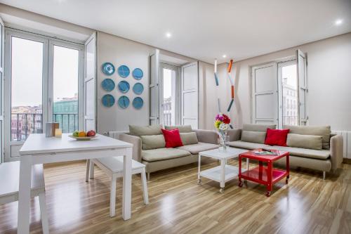 马德里莫拉公寓的客厅配有沙发和桌子