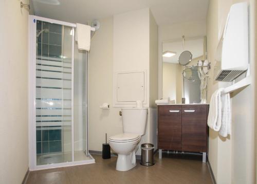 奥尔良奥尔良市圣约翰奥德利公寓式酒店的一间带卫生间和玻璃淋浴间的浴室