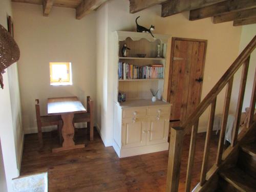 Breuil-BarretLes Puvinieres的一间设有书桌和书架的客房