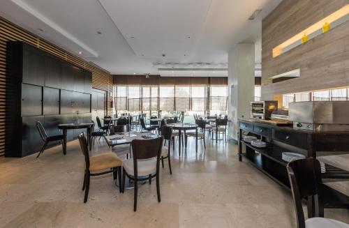 马德里梅卡德尔酒店的餐厅内带桌椅的用餐室