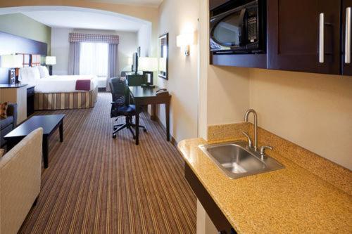 达拉斯达拉斯西智选假日酒店的酒店客房内的厨房设有水槽