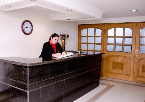波哥大卡萨拉里维埃拉酒店的坐在候诊室柜台上的人