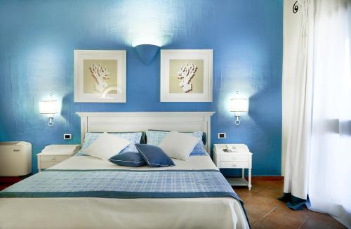 卡斯蒂亚达斯iGV Club Santagiusta的蓝色卧室,配有蓝色墙壁的床