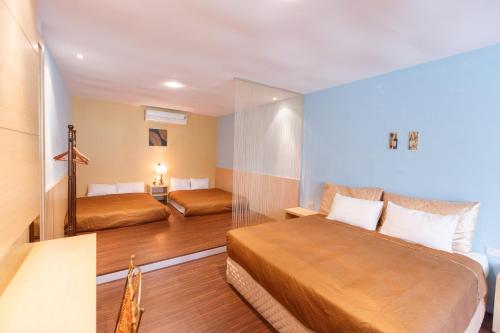 车城夕陽紅渡假莊園的酒店客房,设有两张床和镜子