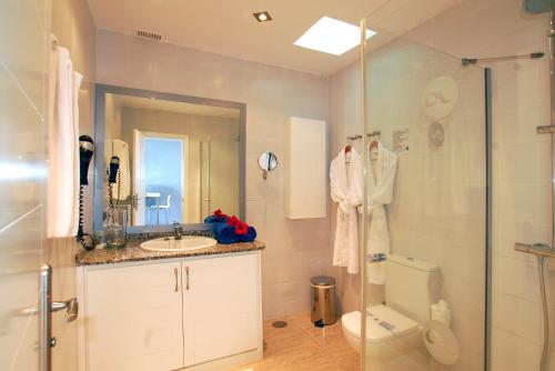 波多黎各阿尔塔马尔酒店的带淋浴、盥洗盆和卫生间的浴室