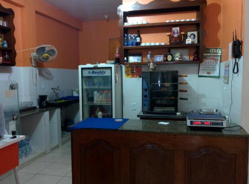 贝伦Hotel Toraryca的厨房配有台面和冰箱