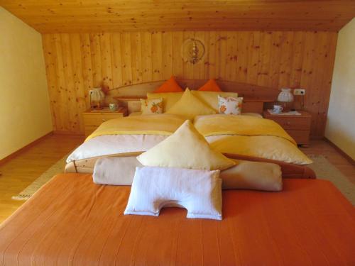 菲尔根Klampererhof的大卧室配有带枕头的大床