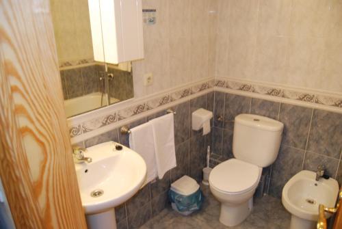 阿维拉贝拉斯旅馆的浴室配有白色卫生间和盥洗盆。