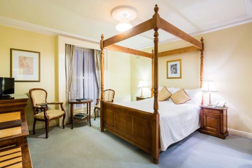 都柏林阿伯丁旅馆的一间卧室配有一张天蓬床和一台电视机