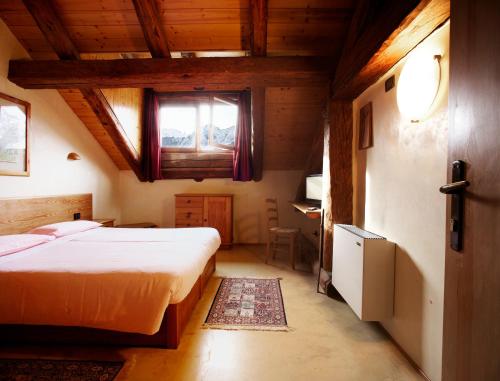 帕苏德尔托纳莱迪莫拉斯托丽卡拉米兰多拉酒店的一间卧室设有两张床和窗户。