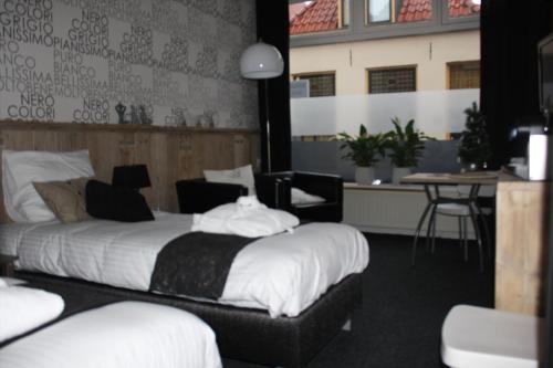 哈尔德韦克奥德德肯斯住宿&早餐酒店的酒店客房带一张床、一张桌子和椅子