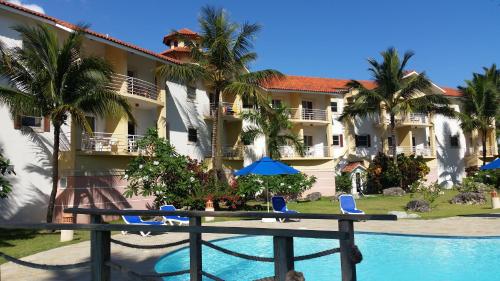喀巴里特Garden Studio At Ocean Dream Resort的享有带游泳池和棕榈树的度假村的景致