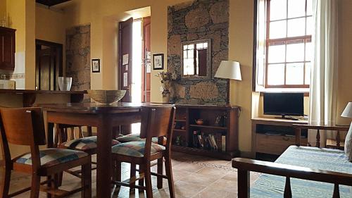 格拉纳迪利亚德亚沃纳埃尔特拉斯帕提奥乡村民宿的一间带桌椅和电视的用餐室