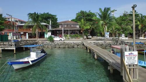 西区Splash Inn Dive Resort & Villas的船停靠在水面上的码头
