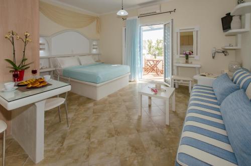 阿达玛斯阿格罗斯一室公寓的带沙发、床和桌子的客厅