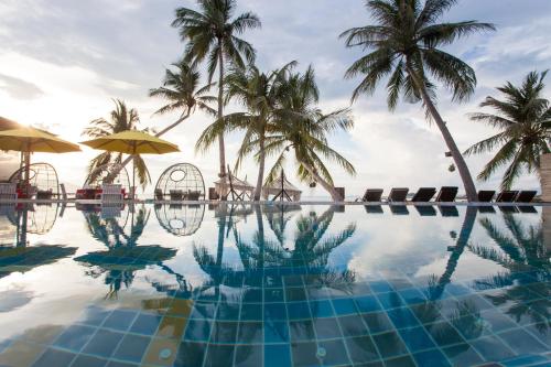 曾蒙海滩Tango Luxe Beach Villa, Koh Samui - SHA Extra Plus的一座棕榈树和海洋游泳池