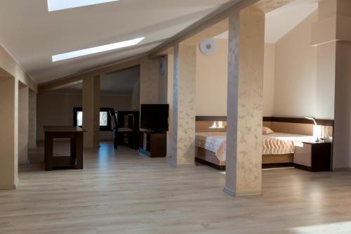 多斯帕特Hotel Kristal的一间卧室配有一张床、一张书桌和一台电视