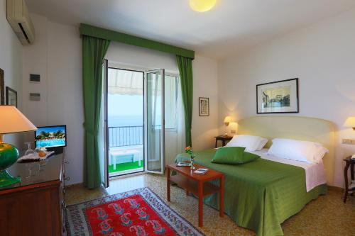 锡尔维玛丽娜Hotel Mion Charme & Relax的酒店客房设有一张床和一个阳台。