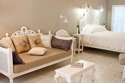 蓬戈拉Kastelein Guesthouse的客厅配有沙发和1张床