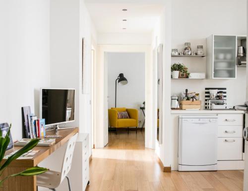 米兰洛弗蕾森皮昂奈公寓的白色的厨房配有书桌和黄色椅子