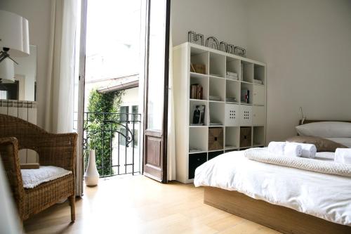 米兰洛弗蕾森皮昂奈公寓的一间卧室设有一张床和一个书架