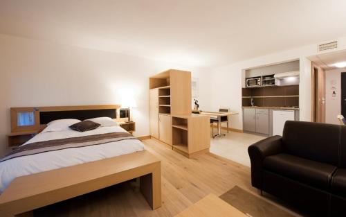 索西姆伊斯帕之家酒店的一间卧室配有一张床、一张桌子和一张沙发