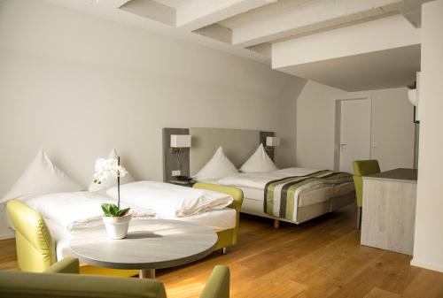 海德堡施洛斯酒店的酒店客房设有两张床和一张桌子。