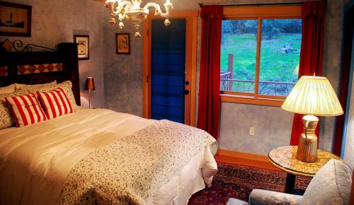 马里波萨Sierra Trails Inn的一间卧室设有一张床和一个窗口