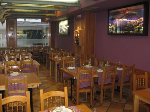 拉科鲁尼亚线性旅馆的餐厅内带桌椅的用餐室