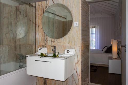 Riba de MouroCantinho do Cantador的浴室配有盥洗盆、镜子和浴缸
