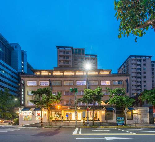 台北台北馥华商旅南港馆的上面有路灯的建筑