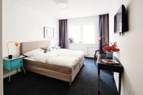 汉堡荷马特圣保利酒店的酒店客房配有一张床铺和一张桌子。