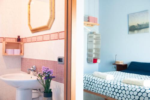 拉莫拉蓝莓客房旅馆的两幅画,一幅是浴室,带水槽,另一幅是卧室