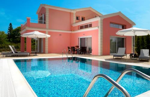 罗达Villa Roda Park Corfu的别墅前设有游泳池