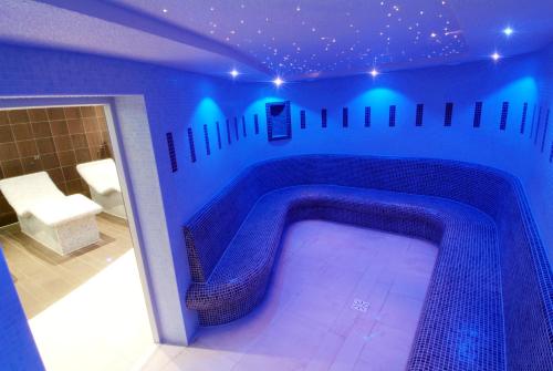 牛顿梅恩斯公园乡村俱乐部酒店的蓝色灯光的房间的游泳池