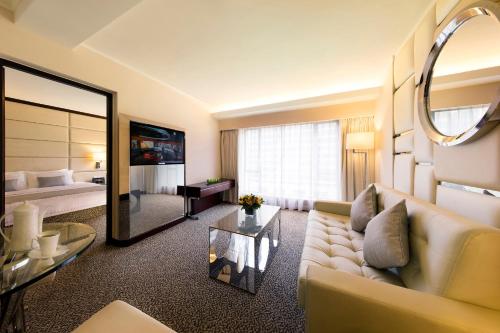 香港富豪九龙酒店的带沙发和镜子的客厅
