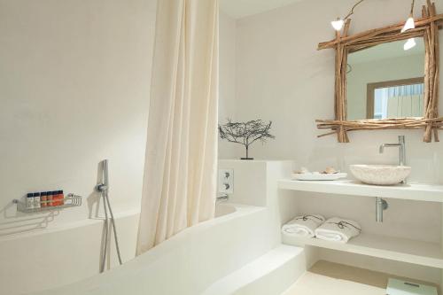 圣弗朗西斯科哈维尔艾斯马来斯酒店的白色的浴室设有水槽和镜子