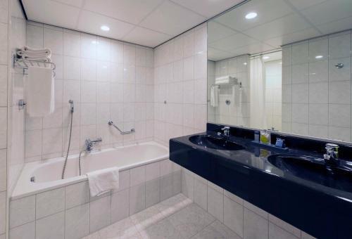 阿姆斯特尔芬阿姆斯多芬大酒店的带浴缸和盥洗盆的浴室