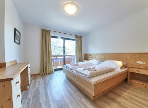 萨尔巴赫Life & Luxury Appartements的一间卧室设有一张大床和一个大窗户